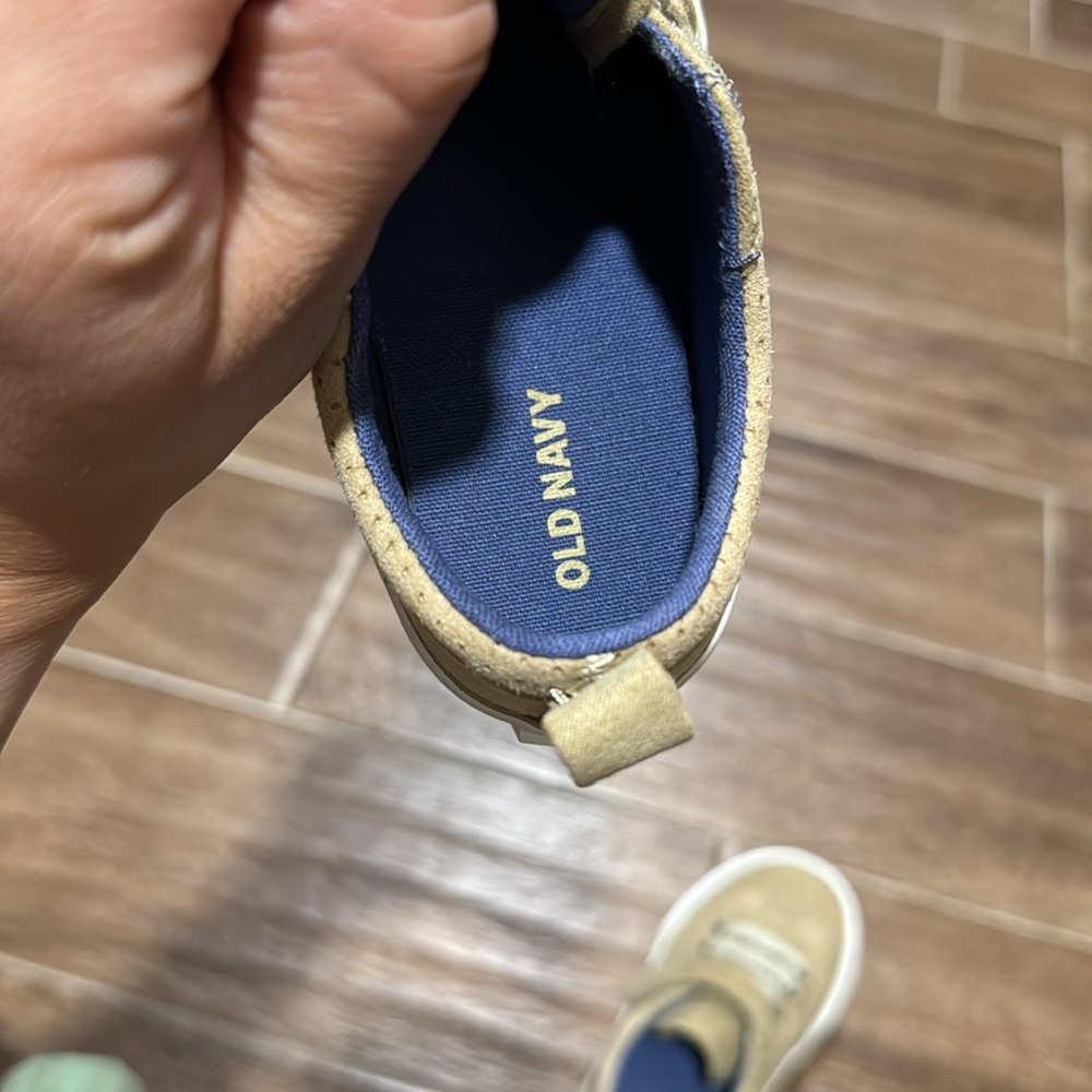 Toddler boys size 8 Old Navy Velcro slip on shoes - Picture 5 of 6